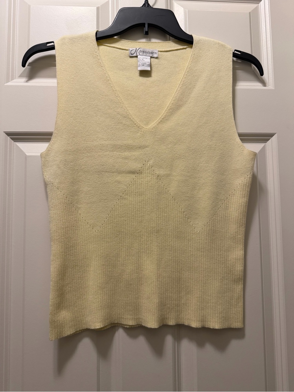 Pre-Loved women’s dress barn sleeveless sweater. Size M.